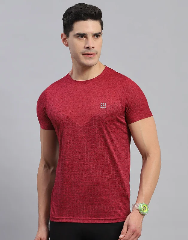 Men's short-sleeve cool rugged loose red top-Men Maroon Self Design Round Neck Half Sleeve T-Shirt