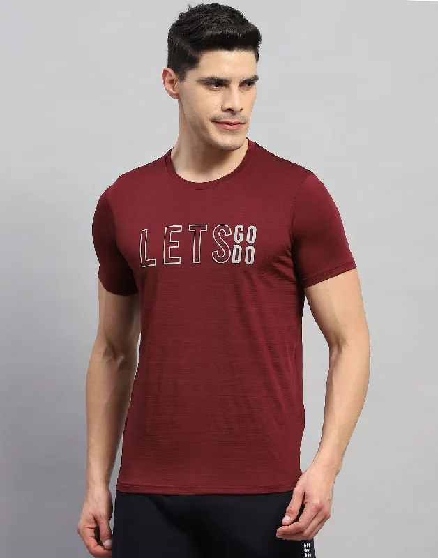 Men's short-sleeve bold snowboarding tee-Men Maroon Self Design Round Neck Half Sleeve T-Shirt